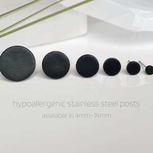 Puces d'oreilles noires mates minimalistes, puces d'oreilles rondes, petites, moyennes, grandes pour homme et femme, acier inoxydable hypoallergénique, boucles d'oreilles noires simples