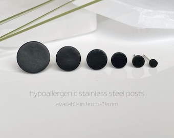 Puces d'oreilles noires mates minimalistes, puces d'oreilles rondes, petites, moyennes, grandes pour homme et femme, acier inoxydable hypoallergénique, boucles d'oreilles noires simples