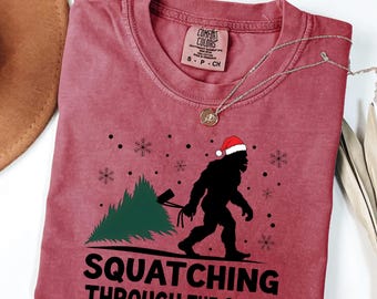 Bigfoot Navidad png / Sasquatch arrastrándose, imágenes prediseñadas navideñas retro PNG