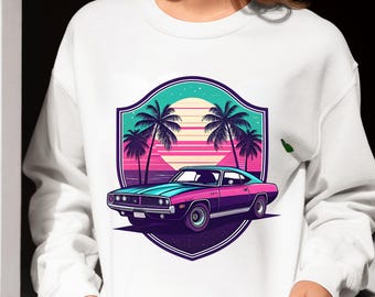Może przedstawiać: Biała bluza z nadrukiem w stylu retro przedstawiającym różowy i turkusowy samochód, palmy i zachód słońca. Projekt jest oprawiony w kształt tarczy. Bluza to wygodny, swobodny styl.