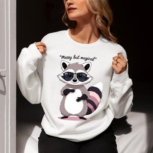 Chaotisch aber magisch Waschbär SVG - Süßes Pastell Cartoon Tier Design - Minimalistisches Clipart für T-Shirts, Aufkleber, Sublimationskarten