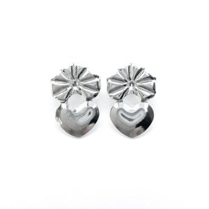 Pode incluir: Um par de brincos de prata com um charme em forma de cora&ccedil;&atilde;o e um charme decorativo em forma de flor.