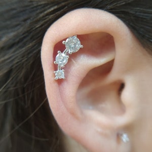 Perforación para cartílago de la oreja con forma de hélice de cristal curvado, rosca interna, 16 g, con bola en la parte posterior, piercing llamativo en forma de rosa, dorado y plateado