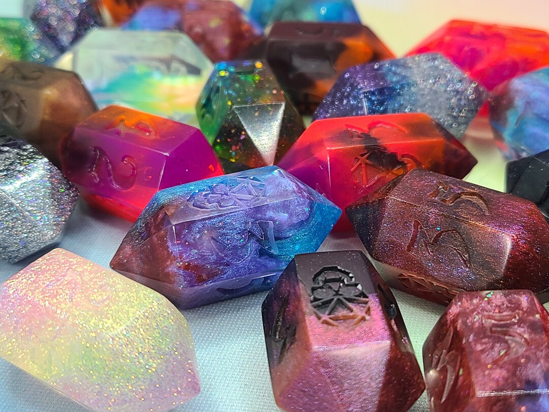 Random Large Crystal Shaped D6 - Etsy