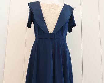 Vintage 50er Jahre Marineblaues Kleid: Handgefertigte Spitzenapplikation
