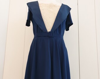 50'S Dress in navy blue. with a beautiful lace appliqué.