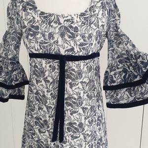VESTIDO DE MUÑECA MAGGIE MAY DE ENCAJE FLORAL CON CINTA DE TERCIOPELO AZUL, AÑOS 60/ MOD. Fabricado en Inglaterra.