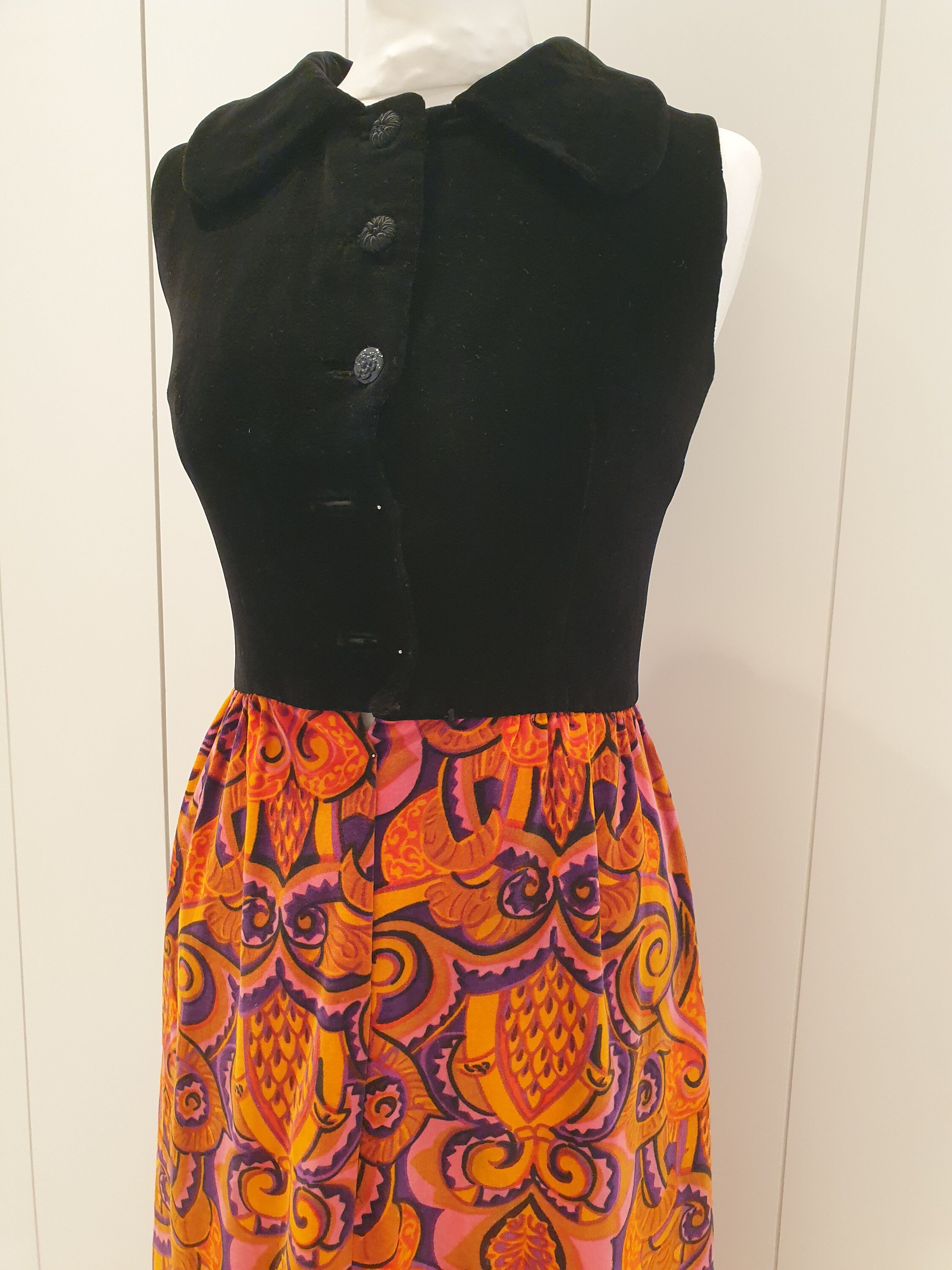psychedelic 70's mod dress beagle collar. By Debenhams and Freebody .