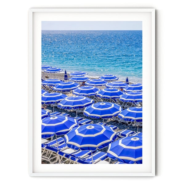 Blau weiße Sonnenschirme Poster, Fine Art Strandfotografie, Nizza französische Riviera Wandbild, Cote d'Azur Reiseposter, Strandhausdeko