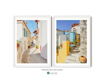 Puede incluir: Dos fotos de una calle estrecha y sinuosa en un pueblo europeo. La primera foto muestra un edificio blanco con contraventanas verdes y una calle adoquinada. La segunda foto muestra un edificio colorido con pintura azul y amarilla y una escalera de piedra.