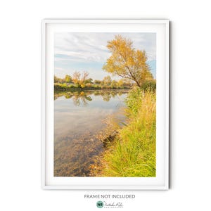 Manifesto del paesaggio autunnale calmo || Fotografia di un lago tranquillo in autunno, arte murale con natura neutra per un arredamento in stile country moderno
