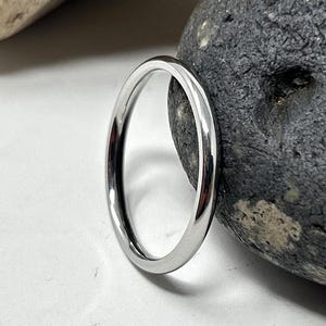 Edelstahl 2 mm Ring, Abgerundeter Kuppelring, Minimalistisches Band, dünner zierlicher Ring, Hochzeits- / Verlobungsschmuck für Männer / Frauen