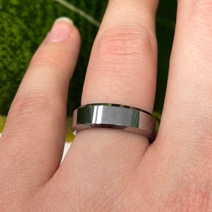 Anillo de tungsteno plateado: alianza de boda biselada de 6 mm