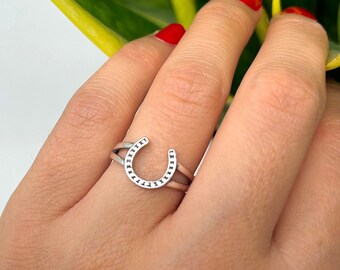 Silver House Shoe Emerald Head Ring 925