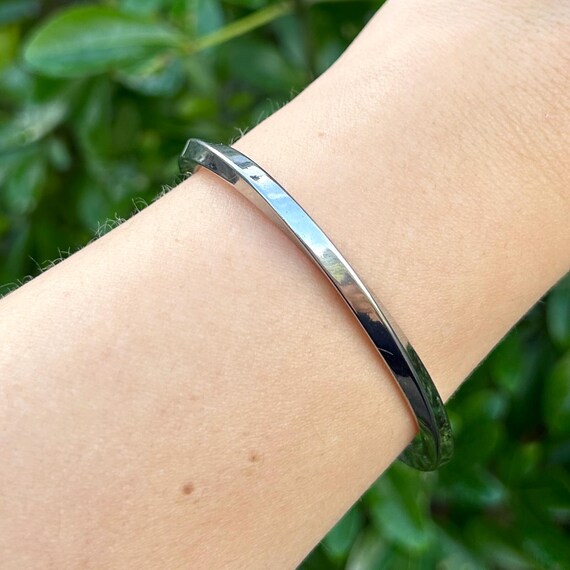 Bracciale rigido con nodo celtico in acciaio inossidabile. Un'ottima idea regalo per uomo e donna. Spedizione gratuita nel Regno Unito. - Italia