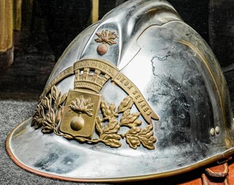 Fascinante casco antiguo francés de bombero, decorativo, de metal plateado con escudo de bronce. Ideal para la decoración del hogar.