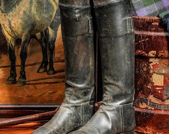 Encantadoras botas de montar antiguas de cuero negro estilo campestre inglés para la decoración del hogar ecuestre.