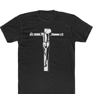 Op de afbeelding: Zwart t-shirt met een witte afbeelding van een gekruisigde scheidsrechter. De scheidsrechter draagt een gestreept shirt, een korte broek en sportschoenen. De afbeelding is een strakke, minimalistische illustratie met uitgestrekte armen op een kruis.