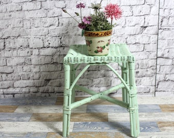 Rattan Hocker Beistelltisch im Shabby Landhaus Stil  salbei grün 70er Jahre Vintage Shabby Chic Landhaus Holz Hocker