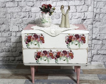 Stolik nocny w stylu shabby chic, kremowo-biały, drewniana szafka nocna, styl lat 50., meble w stylu shabby chic, styl rustykalny