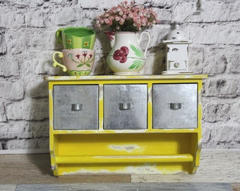 Étagère à épices moderne en bois avec récipients en étain jaune au charme d'une maison de campagne vintage et minable