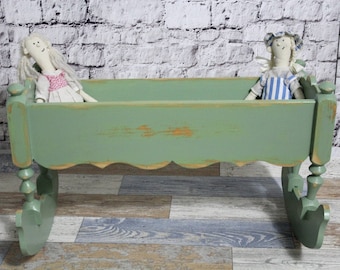 alte gedrechselte Holz Puppen Wiege Puppenbett oliv grün 60er Jahre Shabby Chic Möbel Vintage Landhaus