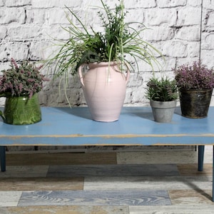 Shabby chic bänk, blomsterbänk i trä, pastellblå, shabby chic vintagemöbler från 1950-talet