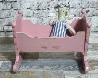 Berceau de poupée en bois pour poupées rose fuchsia années 60 meubles shabby chic maison de campagne vintage