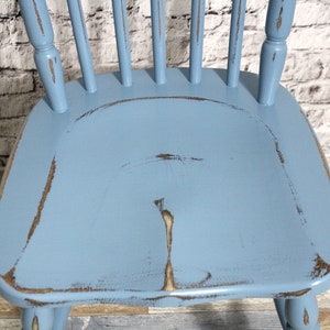 Chaise minable transformée en chaise à barreaux chaise en bois bleu pastel années 60 meubles shabby chic vintage maison de campagne campagne image 4