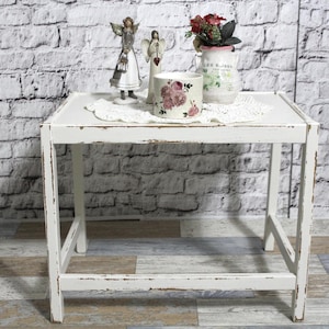 Modernt shabby chic sidobord, litet bord, barnbord i trä, krämvitt, shabby chic möbler, vintage lantlig stil