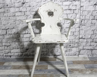 Shabby Stuhl Armlehnenstuhl Country Chair Bauernstuhl mit Intarsien creme weiß 60er Jahre Shabby Chic Möbel Vintage Landhaus Country