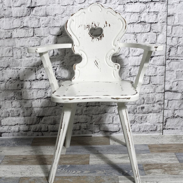 Shabby Stuhl Armlehnenstuhl Country Chair Bauernstuhl mit Intarsien creme weiß 60er Jahre Shabby Chic Möbel Vintage Landhaus Country