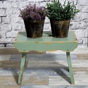 Gammal träpall, fotpall, olivgrön, 1960-tals, shabby chic, vintage möbler i lantlig stil
