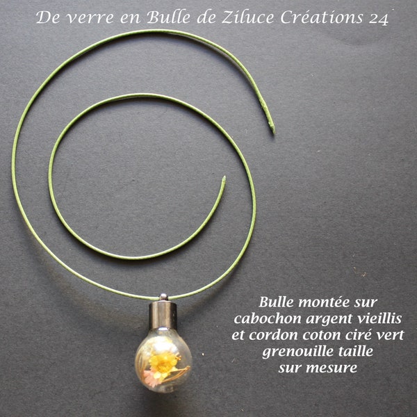 Pendentif en verre soufflé. Bulle de verre et ses fleurs séchées. Soufflée, montée et commercialisée dans le Sud de la France