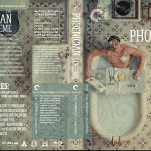 Może przedstawiać: Okładka Blu-ray z kolekcji Criterion dla filmu "The Phoenician Scheme". Okładka przedstawia mężczyznę w wannie, otoczonego tekstem i obrazami. Tytuł filmu jest wyraźnie widoczny, wraz z rokiem 2023 i cechami szczególnymi.