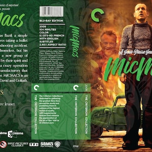 Puede incluir: Caja de DVD Blu-ray para la película Micmacs, una película de Jean-Pierre Jeunet. La caja presenta un esquema de color verde y amarillo con una foto de Dany Boon, el actor principal, de pie frente a un camión verde. El texto "Una película de Jean-Pierre Jeunet" y "Micmacs" están en verde.
