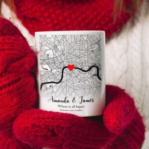 Wo wir trafen Karte Kaffeetasse, Verlobungsgeschenk Becher, personalisierte Kaffeetasse Geschenk, verlobte Karte Standort Kaffeetasse