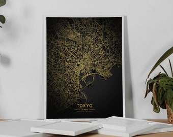 Könnte beinhalten: Ein schwarzer und goldener Stadtplan-Druck mit dem Text "TOKYO - JAPAN" unten. Die Karte zeigt die Straßen von Tokio in Gold auf schwarzem Hintergrund.