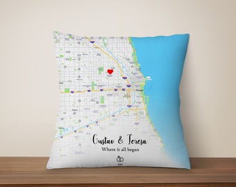 Puede incluir: Una almohada blanca con un mapa de Chicago, Illinois. Un corazón rojo marca la ubicación de "Gustav & Teresa, Donde todo comenzó, 2022".