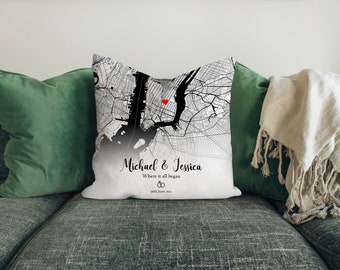 Puede incluir: Una almohada blanca con un mapa de la ciudad de Nueva York en blanco y negro. El mapa tiene un corazón rojo que marca una ubicación. La almohada tiene el texto "Michael & Jessica Where it all began 20th June 2022" impreso en ella.