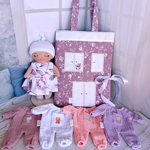 Muñeca bebé con ropa en la casa de muñecas de tela Juguete de peluche portátil de trapo hecho a mano Gran regalo para niños pequeños Libro tranquilo de tela Colores delicados
