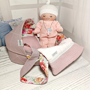 Precioso conjunto de muñeca. Muñeca de trapo en una cesta de tela con ropa de cama. Cuna con almohada y manta. Regalo personalizado para bebé.