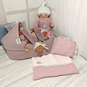 Hübsches Puppenset Ragbabypuppe in Stoffpuppe mit Bettzeug. Puppenwiege mit Kissen und Decke Personalisiertes Geschenk für Kleinkind