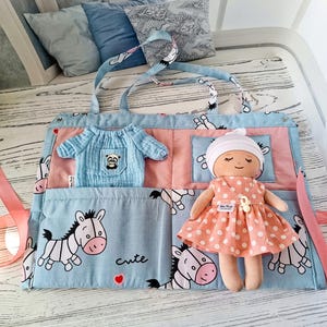 Casa de muñecas de tela Muñeca bebé con ropa en la casa de trapo para niña y niño Conjunto de muñecas hecho a mano Libro silencioso Juguete de viaje para niños