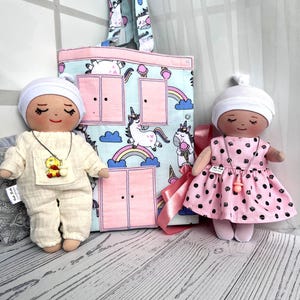 Muñeca bebé personalizada con ropa en el juego de muñecas de tela para regalo de casa de muñecas Muñeca de trapo pequeña Libro tranquilo Juguete para niños Casa de muñecas portátil