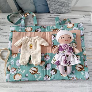 Muñeca bebé personalizada con ropa en la casa de muñecas de tela, porta muñecas hecho a mano, libro tranquilo, regalo de cumpleaños para niños pequeños, juguete de viaje