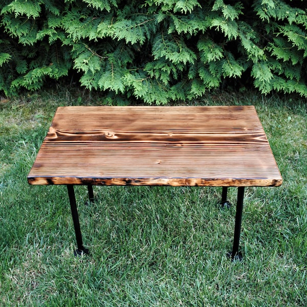 Table basse / Table en bois / Bois flammé /Design industriel / Meubles en bois massif