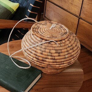 Rullkorgar med distinkt design och lock
