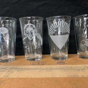 Set of 4 etched Grateful Dead one pint beer glasses.