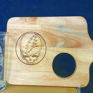 Gratetful Dead pint Glass & 13 1/2" x 7 1/2" x 3/4" Medium Wooden Bread / Charcuterie Cutting Board with Beer Insert.